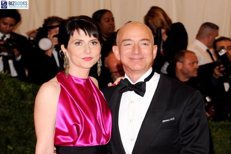 Jeff Bezos  và vợ MacKenzie Bezos. Bà có ảnh hưởng rất quan trọng tới sự thành công của Bezos